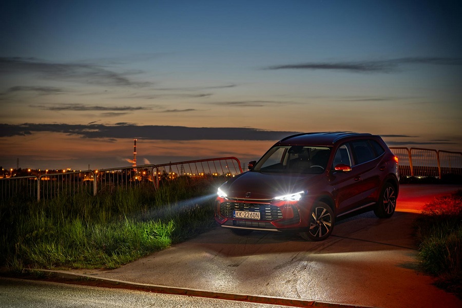 suv parked at twilight near on roadside 