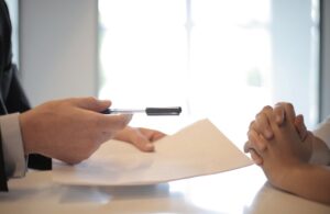 How to send a legal notice in the UK? Process, requirements & examples