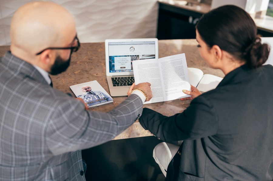 A businessman and businesswoman discussing legal methods for resolving commercial disputes in the UK