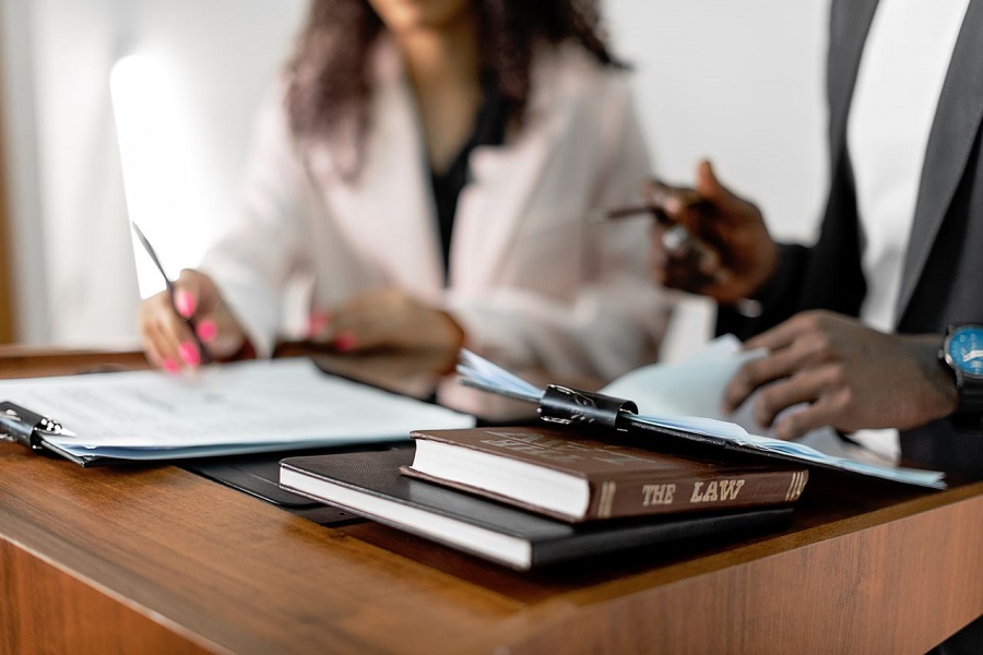 A commercial lawyer and a client discussing a case during a legal consultation in the UK
